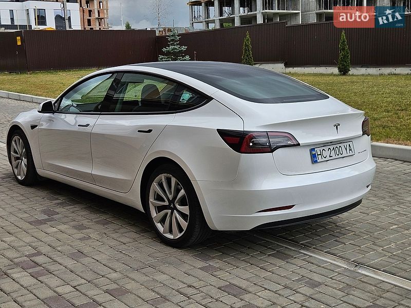Седан Tesla Model 3 2023 в Львове
