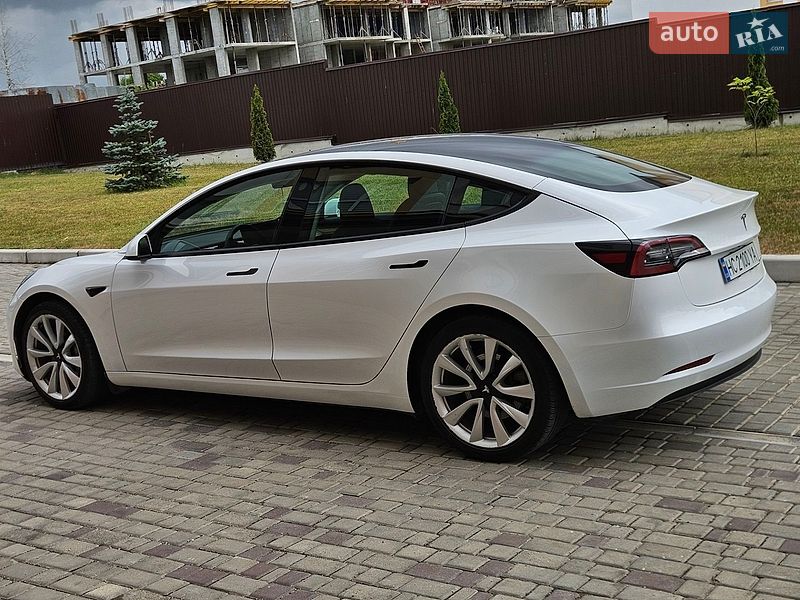 Седан Tesla Model 3 2023 в Львове