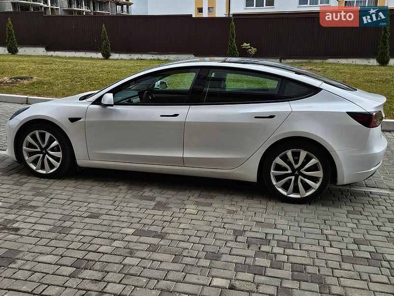 Седан Tesla Model 3 2023 в Львове