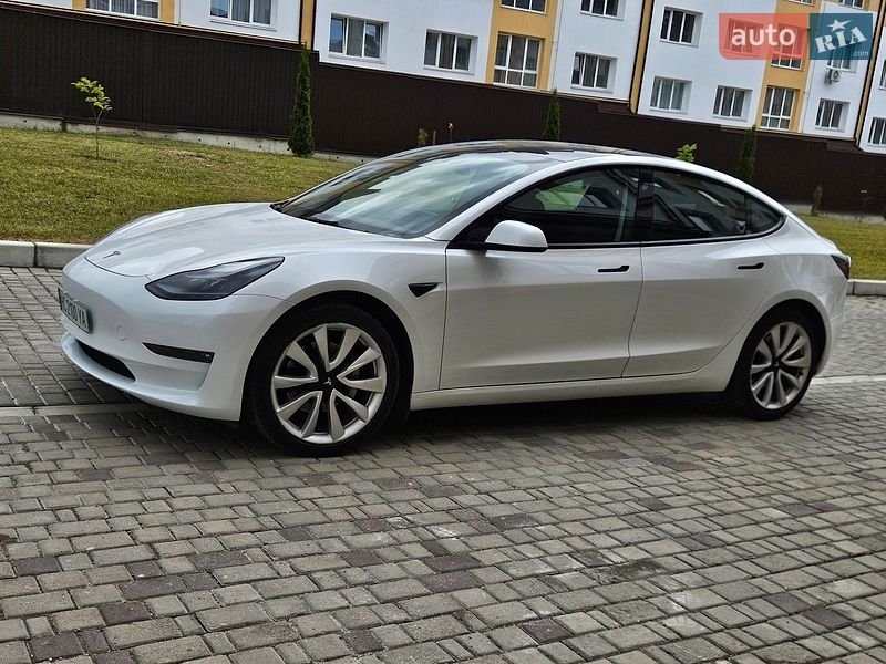 Седан Tesla Model 3 2023 в Львове