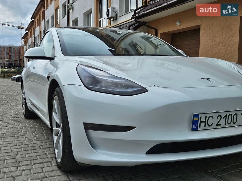 Седан Tesla Model 3 2023 в Львове