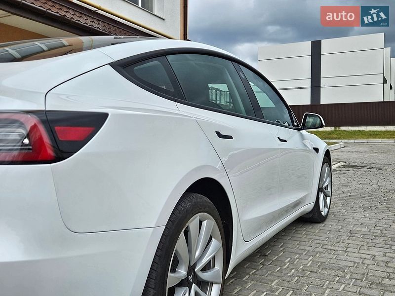 Седан Tesla Model 3 2023 в Львове