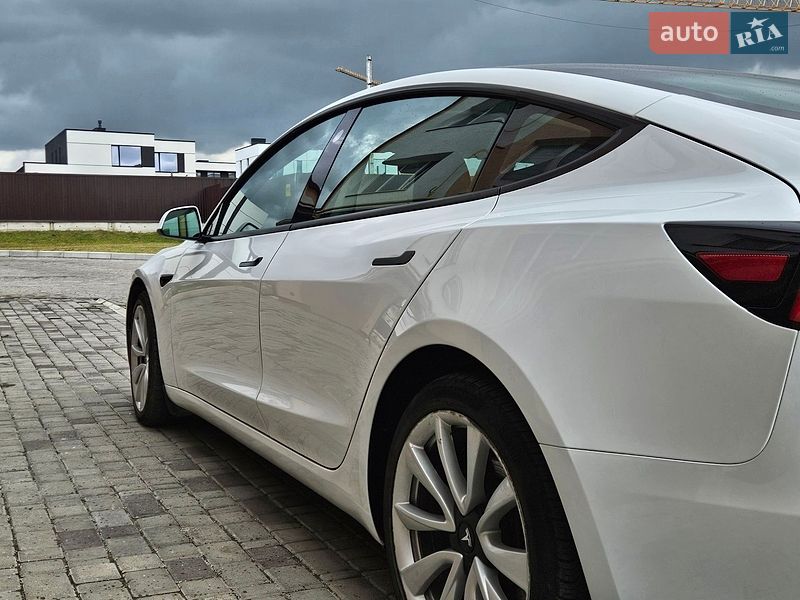 Седан Tesla Model 3 2023 в Львове