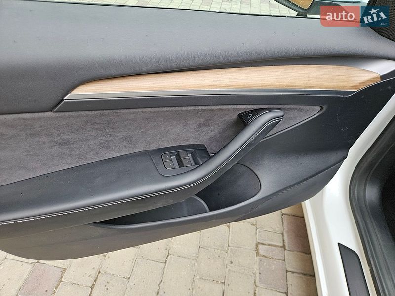Седан Tesla Model 3 2023 в Львове
