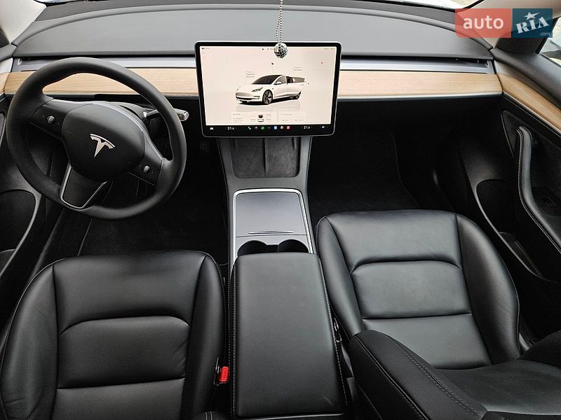 Седан Tesla Model 3 2023 в Львове