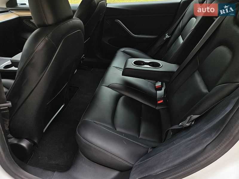 Седан Tesla Model 3 2023 в Львове