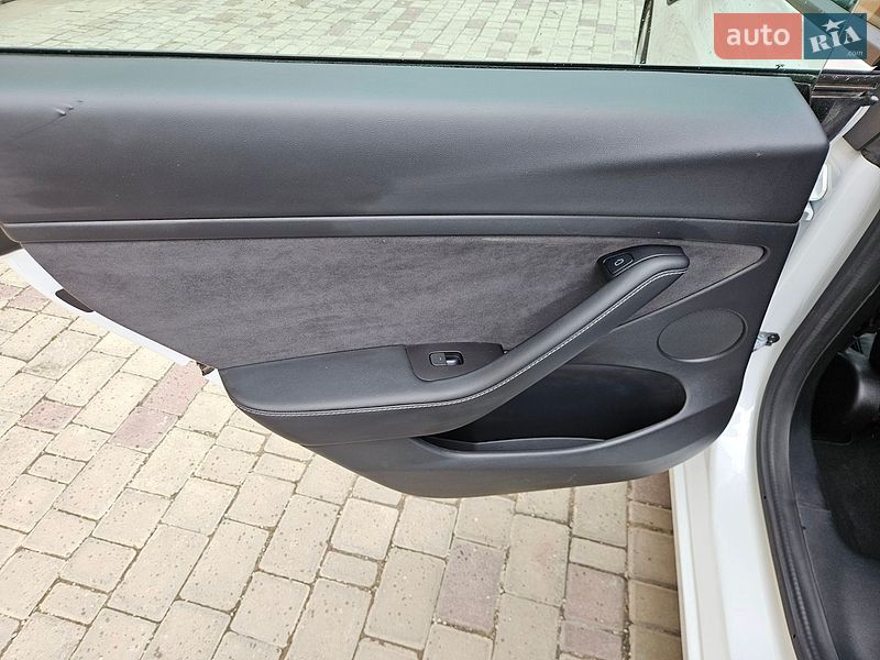 Седан Tesla Model 3 2023 в Львове