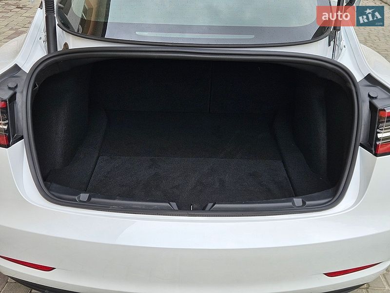 Седан Tesla Model 3 2023 в Львове