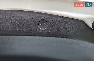 Седан Tesla Model 3 2023 в Львове