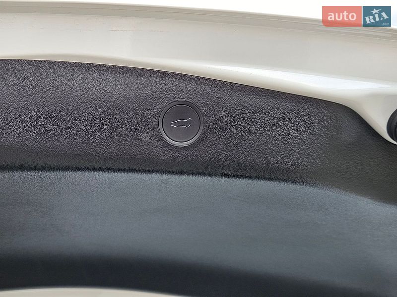Седан Tesla Model 3 2023 в Львове