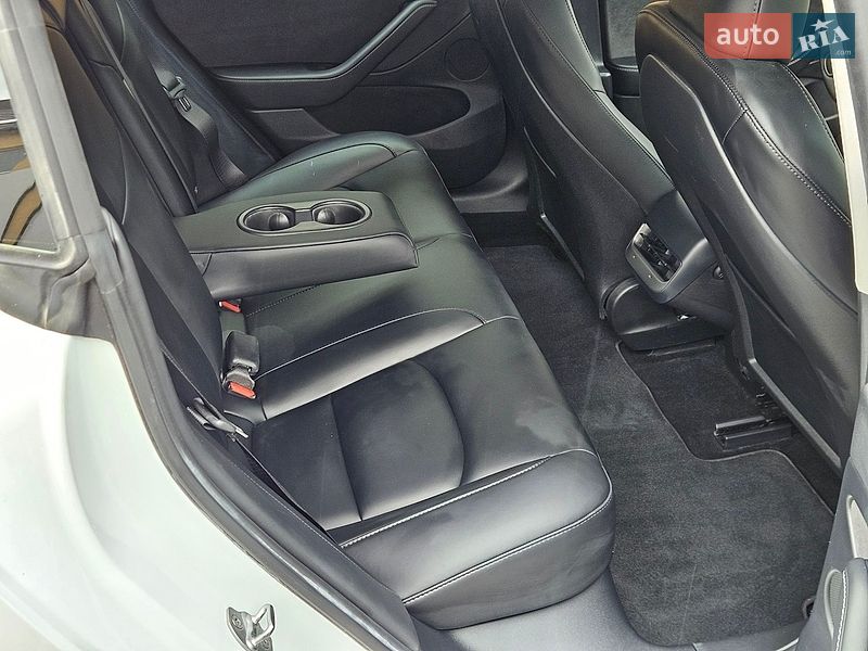 Седан Tesla Model 3 2023 в Львове