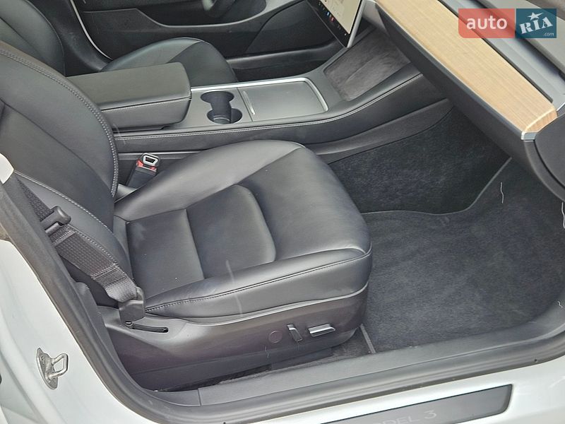 Седан Tesla Model 3 2023 в Львове