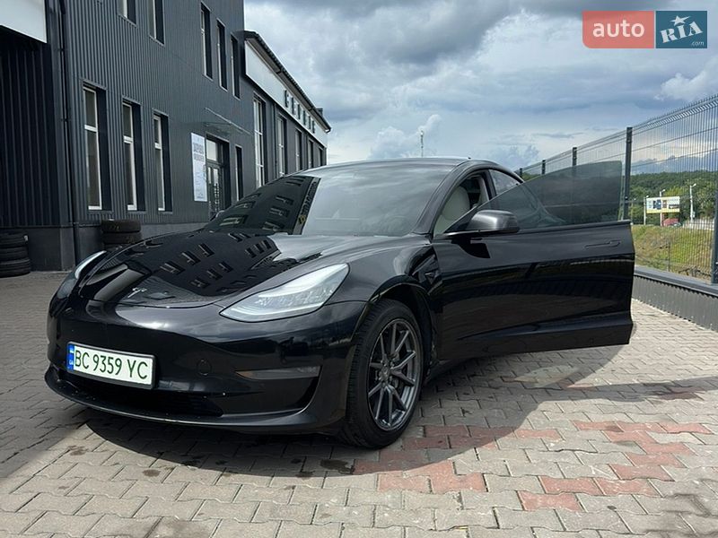 Седан Tesla Model 3 2019 в Львове
