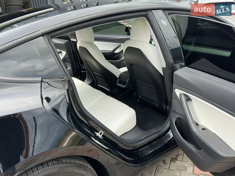 Седан Tesla Model 3 2019 в Львове