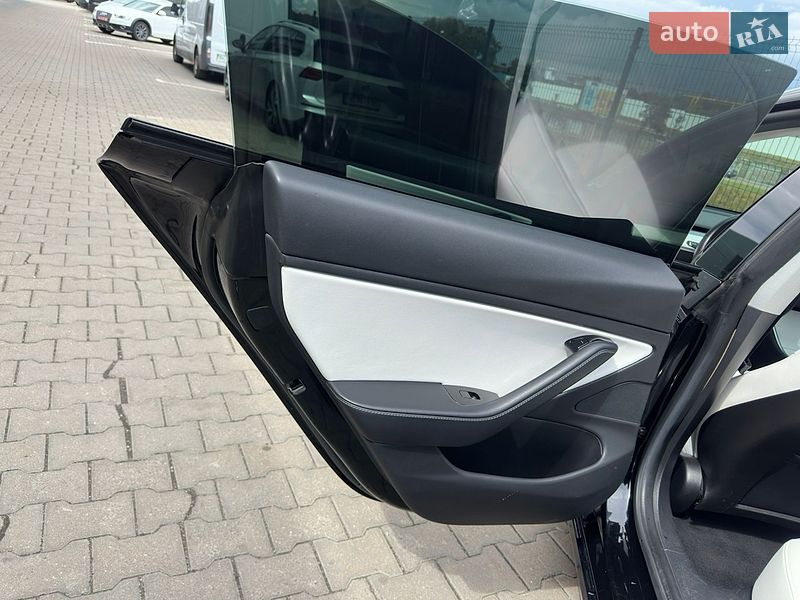 Седан Tesla Model 3 2019 в Львове