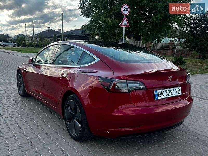 Седан Tesla Model 3 2019 в Ровно