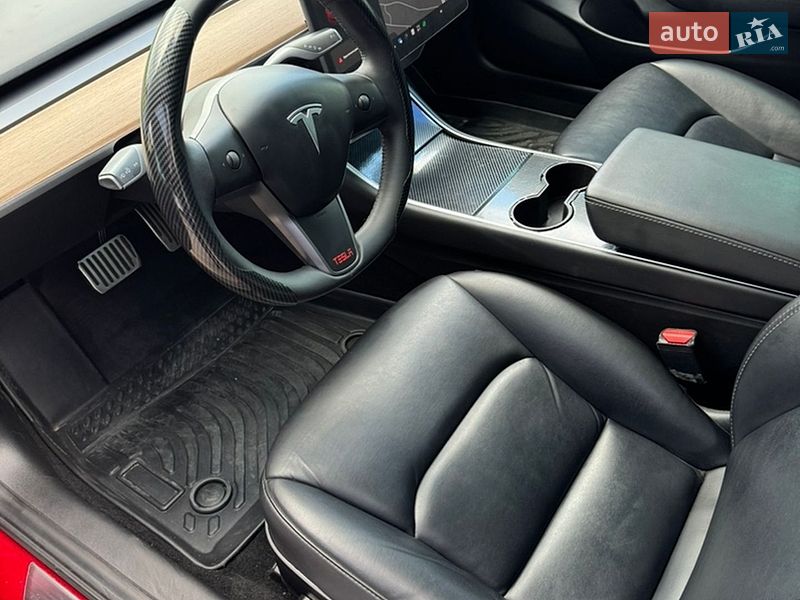 Седан Tesla Model 3 2020 в Прилуках