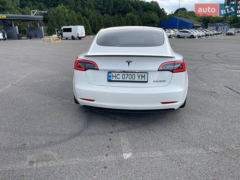 Седан Tesla Model 3 2021 в Львове