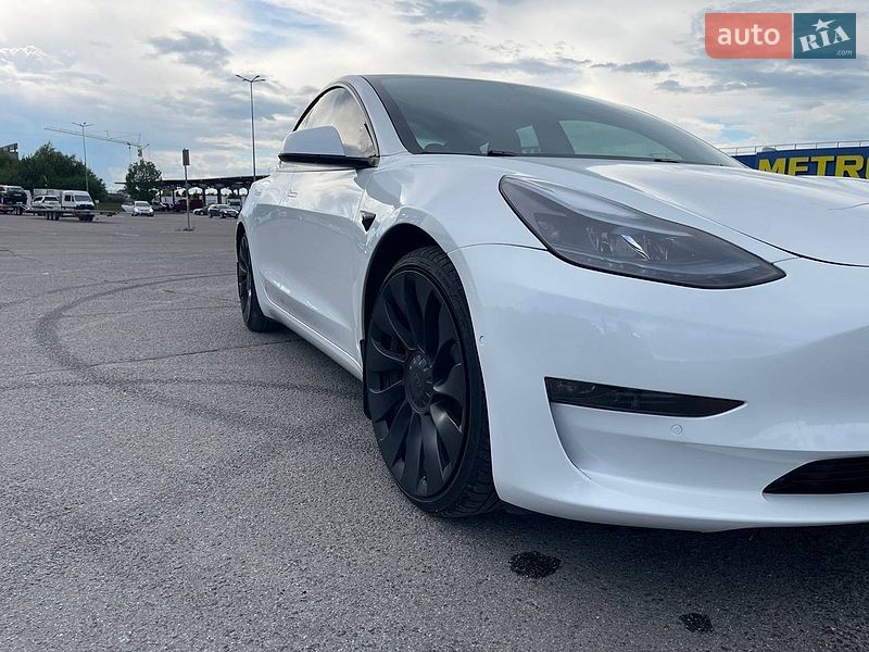 Седан Tesla Model 3 2021 в Львове