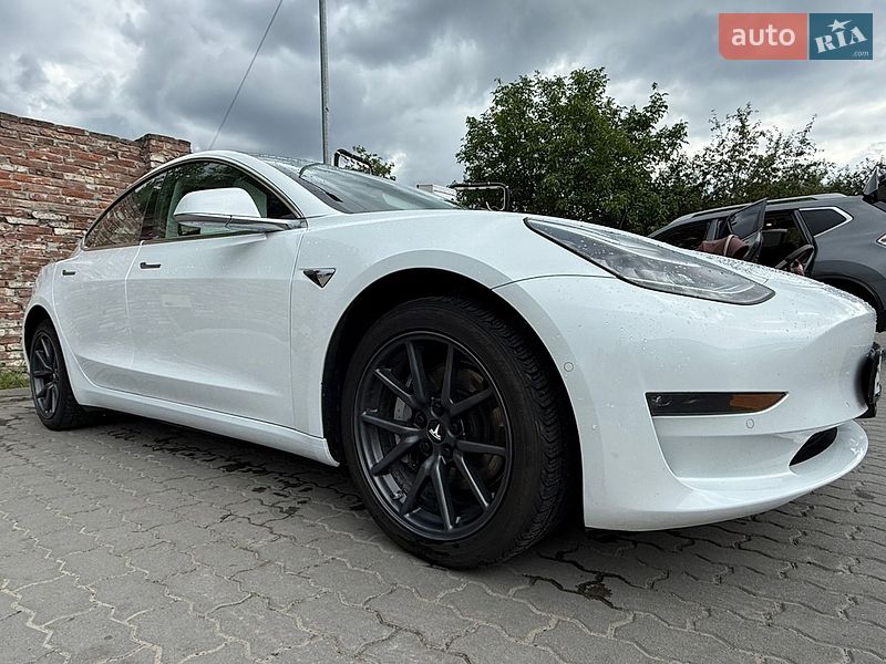 Седан Tesla Model 3 2018 в Львове Седан Tesla Model 3 2018 в Львове