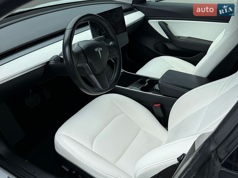 Седан Tesla Model 3 2018 в Львове