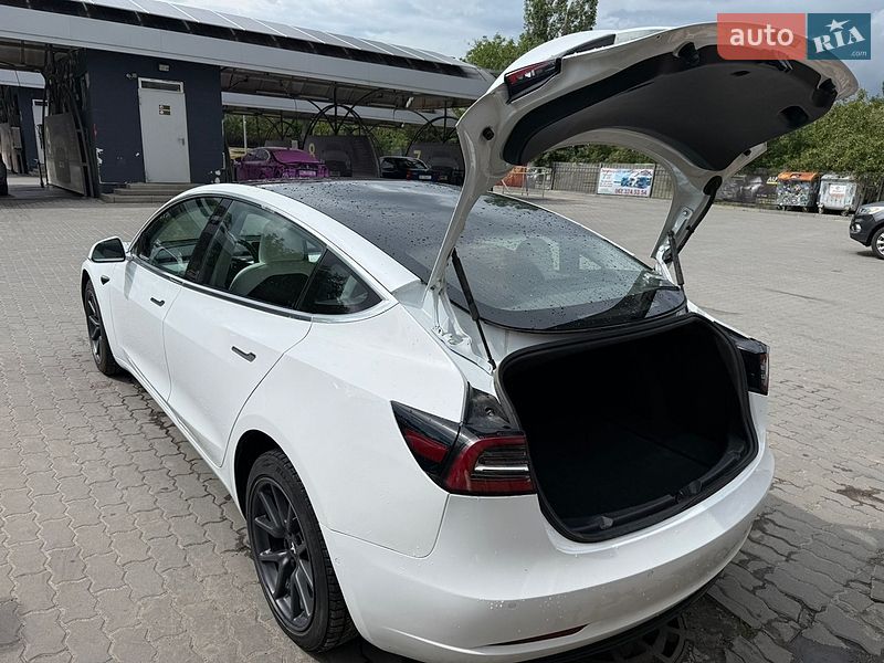Седан Tesla Model 3 2018 в Львове