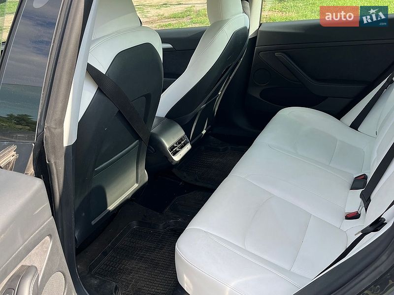 Седан Tesla Model 3 2023 в Олександрії