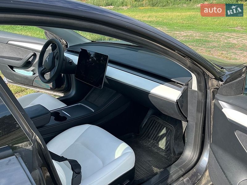 Седан Tesla Model 3 2023 в Олександрії