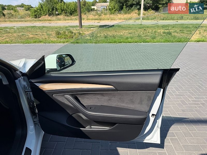 Седан Tesla Model 3 2022 в Кропивницком