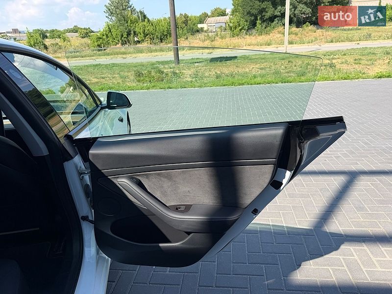 Седан Tesla Model 3 2022 в Кропивницком