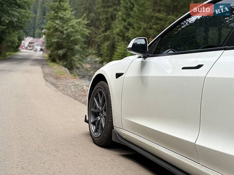Седан Tesla Model 3 2021 в Киеве
