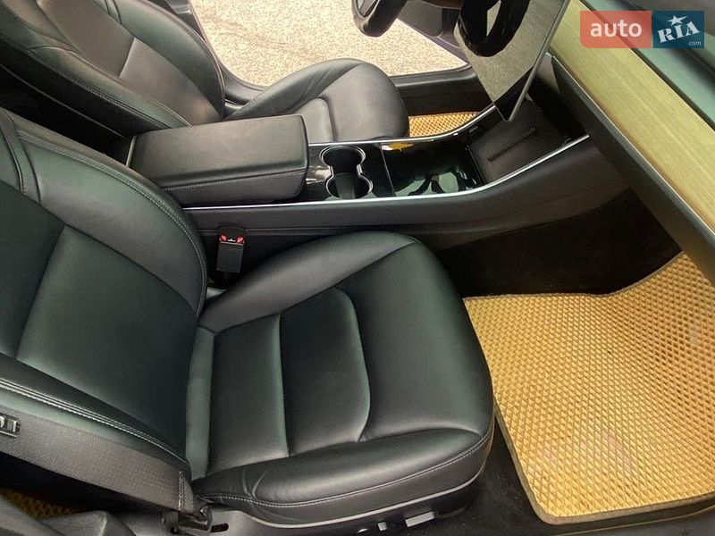 Седан Tesla Model 3 2017 в Валках