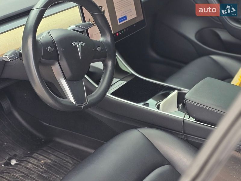 Седан Tesla Model 3 2018 в Львове