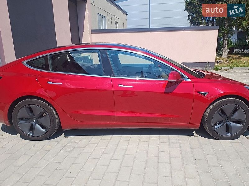 Седан Tesla Model 3 2018 в Львові