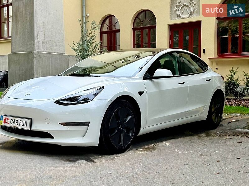 Седан Tesla Model 3 2022 в Львове