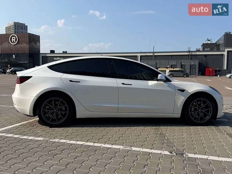 Седан Tesla Model 3 2022 в Києві