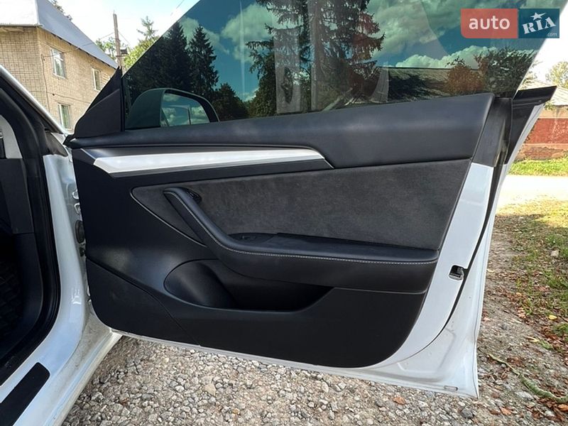Седан Tesla Model 3 2023 в Старому Самборі