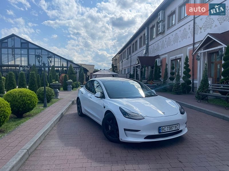 Седан Tesla Model 3 2021 в Стрию