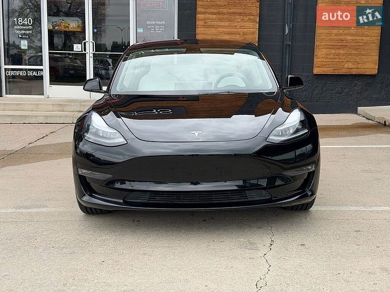 Седан Tesla Model 3 2022 в Львове