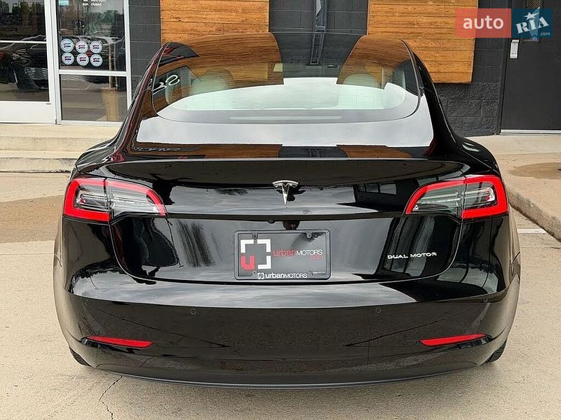 Седан Tesla Model 3 2022 в Львове