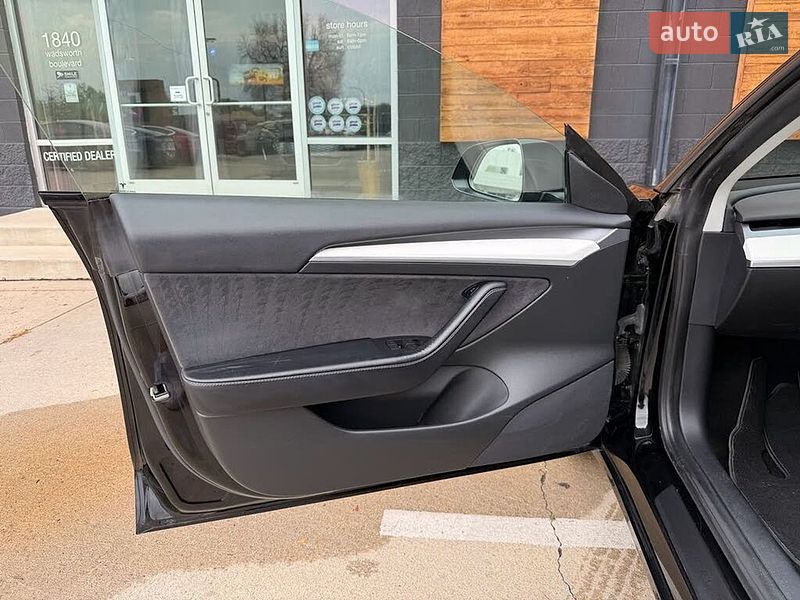Седан Tesla Model 3 2022 в Львове