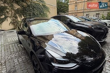 Седан Tesla Model 3 2023 в Львове