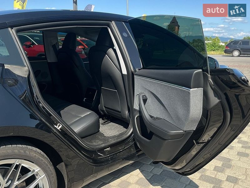 Седан Tesla Model 3 2024 в Мукачево