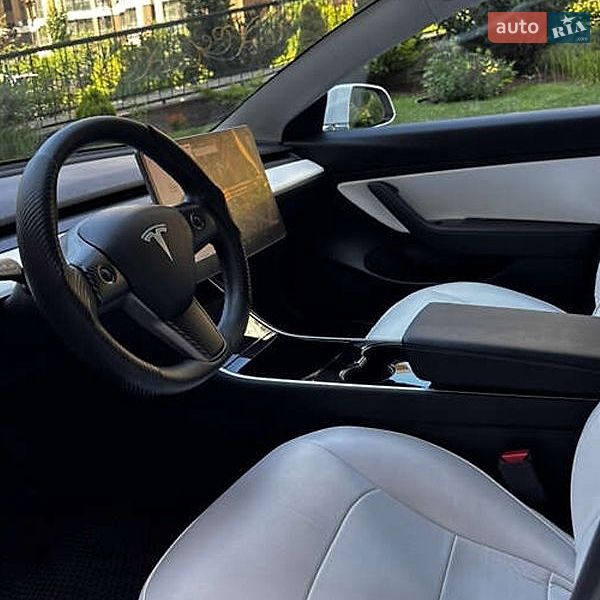Седан Tesla Model 3 2019 в Киеве