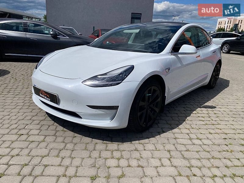 Седан Tesla Model 3 2018 в Львове