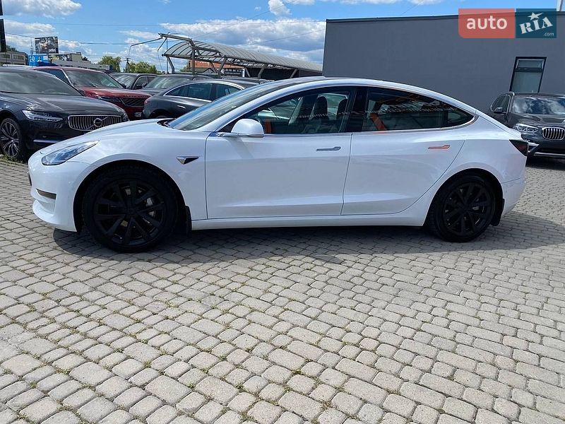 Седан Tesla Model 3 2018 в Львове