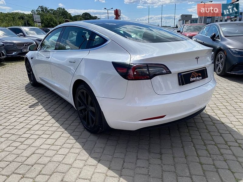Седан Tesla Model 3 2018 в Львове