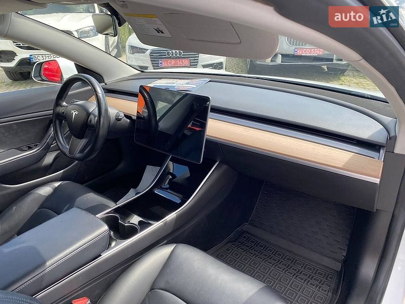 Седан Tesla Model 3 2018 в Львове