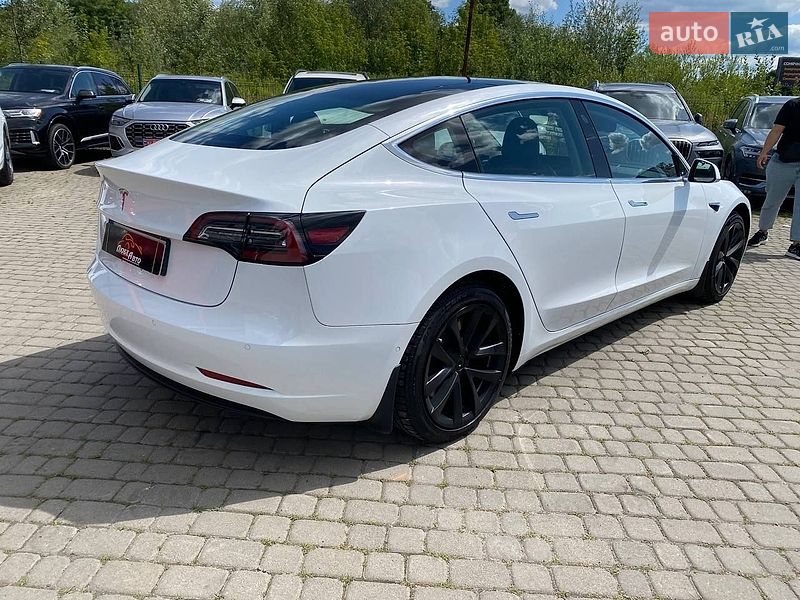 Седан Tesla Model 3 2018 в Львове