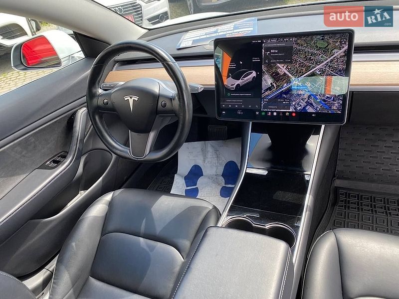 Седан Tesla Model 3 2018 в Львове